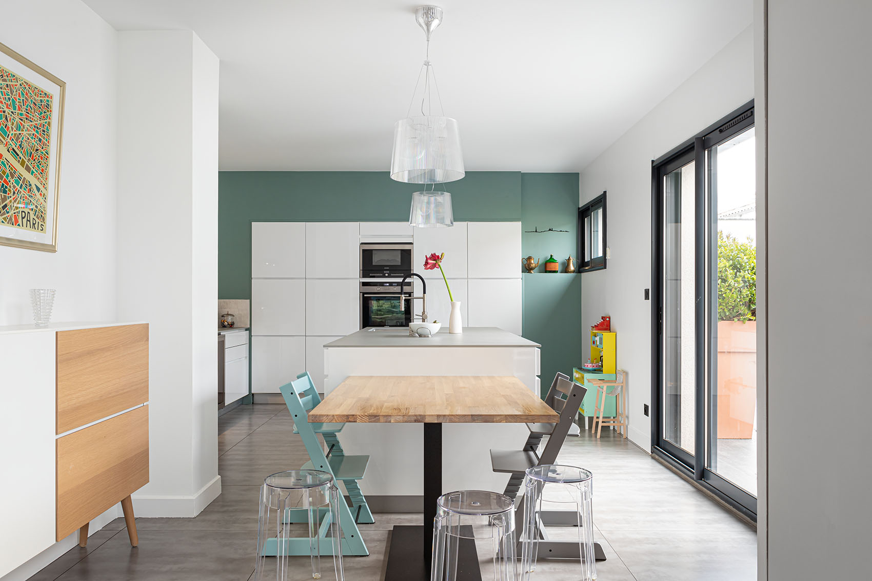 Réalisation CozyNest Réno à Montanay : cuisine ouverte, salle à manger et baie vitrée